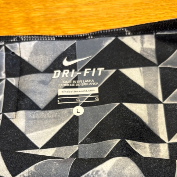 Nike Women’s Three Piece Set with Black
Tops & Geometric Patterned Capri - Picture 11 of 11